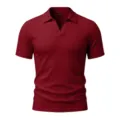 Detalle polo de hombre con cuello V acanalado manga corta, textura de tela elástica transpirable. - Burdeos