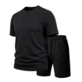 Vista dettagliata del set estivo da uomo con t-shirt a maniche corte strutturata e pantaloncini neri. - Taglia S / Top e Pantaloni / Nero