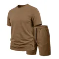 Vista dettagliata della t-shirt marrone testurizzata a maniche corte e dei pantaloncini. - Taglia S / Top e Pantaloni / Marrone