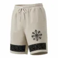 Nahaufnahme der lässigen Leinen-Mix-Herrenshorts mit nordischem Runen-Print und Kordelzug. - Khaki
