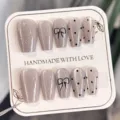 Unghie finte fatte a mano con effetto occhio di gatto, fiocchi neri e pois, set di unghie eleganti. - XS / Modello con colla