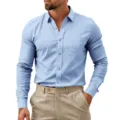 Detailansicht des hellblauen Stretch-Hemdes, professionelles Business-Herren-Oberteil. - Hellblau