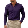 Vista detallada de la elegante camisa de manga larga morada para hombre con bolsillo. - Púrpura