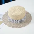 Vue détaillée du chapeau de paille plat élégant pour femmes avec ruban pied-de-poule. - M (56-58cm) / Gris