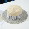 Gros plan sur le chapeau de paille d'été à ruban pied-de-poule et détails de bord tissé. - M (56-58cm) / Bleu marine