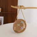 Λεπτομερής κοντινή λήψη της μίνι ψάθινης τσάντας χιαστί με χρωματιστούς φιόγκους. - Χακί