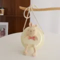 Süße Kinder Stroh Umhängetasche Detail, mit flauschigem Plüschhasen und Schleife, Natur. - Creme