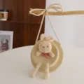 Detaillierte Nahaufnahme einer niedlichen Kinder-Strohtasche mit flauschigem Plüschhasen. - Beige