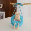 Borsa a tracolla rotonda in paglia blu per bambini con simpatico coniglio di peluche e fiocco. - Celeste