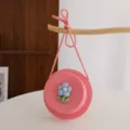 Dettaglio borsa a tracolla in paglia rosa, decoro fiore blu, mini borsetta estiva per bambini. - Taglia unica / Fucsia