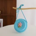 Graziosa borsa a tracolla intrecciata per bambini con decoro floreale, mini borsa di paglia. - Taglia unica / Blu lago