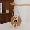 Dettaglio borsa a tracolla in paglia con orsetto di peluche, perfetta per la spiaggia estiva. - Taglia unica / Kaki