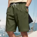 Detailansicht von Herren lässigen Sport-Einfarbigshorts in Dunkelgrün mit praktischem Kordelzug. - S / Unterteile / Armeegrün