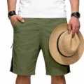 Dettaglio di pantaloncini casual da uomo con pratica tasca a zip per look estivo. - Taglia S / Verde militare
