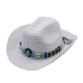 Gros plan détaillé du chapeau de cowboy en paille blanche avec décor de perles turquoise. - M (56-58cm) / Blanc