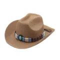 Gros plan sur le chapeau de paille de cowboy avec bande de perles en turquoise et bois. - M (56-58cm) / Kaki