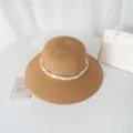 Vue détaillée du chapeau de paille français à large bord, perles et ruban de dentelle. - M (56-58cm) / Kaki
