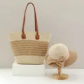 Vue détaillée du sac cabas en paille tressé rayé élégant et du chapeau de soleil. - Sac Seul / Beige