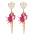 Detailansicht von goldenen Sonnenperlen und pinken Muschel-Hängeohrringen für Damen. - Fuchsia