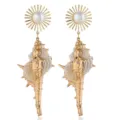 Vergoldete Naturmuschel Ohrringe mit Perle Sonnen Design, schicker Ozean Strand Schmuck. - Braun