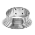 Nahaufnahme eines breiten Silber-Halsrings mit mehreren Ringen, eleganter metallischer Choker. - Silber
