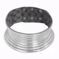 Detailansicht des ethnischen mehrschichtigen Metall-Halsrings mit Stoff-Innenband. - Blumen Silber Stoff