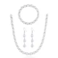 Nahaufnahme Details des eleganten Perlen und Strass Schmucksets mit feiner Verarbeitung. - Weiß