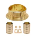 Goldenes ethnisches Metall Halsband Choker, breite Armbänder und geometrische Ohrringe Set. - 4 Teiliges Set Gold