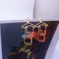 Primo piano dettagliato di ciondoli per orecchini a gruccia in metallo dorato fai da te. - Appendiabiti Rettangolare / 1 Pezzo / Oro