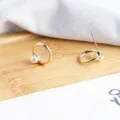 Gouden ronde parel oorknopjes detail close-up, elegante mode sieraden accessoires. - Kleine Parel Ring / 1 Stuk (10x11mm) / Goud