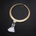 Goldene Schlangenknochenkette Quaste Choker Halskette mit weißem Perlenanhänger. - Gold + Weiß