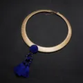 Goldfarbene Metall Schlangenkette Statement Kette mit blauen Quasten und Perlen. - Gold + Königsblau