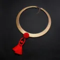 Metall Schlangenkette Halskette mit rotem Quasten Anhänger Damen Modeschmuck Detailansicht. - Gold + Rot