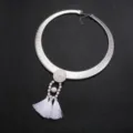 Detaillierte Ansicht des silbernen Schlangenkette-Colliers mit weißen Perlen und Quasten. - Silber Mit Weiß