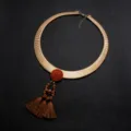 Goldene Schlangenkette Choker mit Quaste Detail Ansicht für Damen Mode Accessoire - Gold und Braun