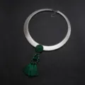 Silberfarbene flache Schlangenkette als Choker-Halskette mit auffälligem grünen Quasten-Anhänger. - Silberton Und Grün