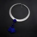 Detailaufnahme der Punk-Stil Silber Schlangenkette Halskette mit auffälligem blauen Quastenanhänger. - Silber und Königsblau