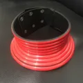 Detailaufnahme des auffälligen roten Mehrring-Chokers mit glänzendem Finish und tollem Look. - Rot