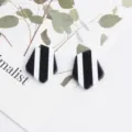 Ciondolo gioiello fai da te in acrilico pentagonale a righe bianche e nere accessorio per orecchini. - righe bianche e nere