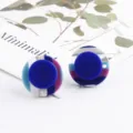Vista dettagliata di componenti per orecchini rotondi in acrilico colorato per gioielli DIY. - Blu