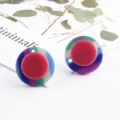 Orecchini rotondi in acrilico colorato vista dettaglio, accessori per gioielli fai da te. - Rosso rosa