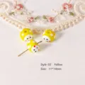 Perline di vetro giallo con pois bianchi per la creazione di orecchini e gioielli fai da te. - Stile 02 Faccina Gialla Sorridente (D1222-29) / 1 Pezzo/Confezione (11x14mm) / Giallo