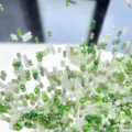 Primo piano di perline e perle tubolari verdi e trasparenti miste per gioielli fai da te. - Stile 05 / 20g Confezione / Verde