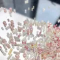 Primo piano di perline colorate e perle tubolari miste su superficie riflettente per fai da te. - Stile 06 / 20g Confezione / Rosa chiaro