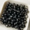 Primo piano di perline rotonde DIY grigio scuro, 8x8mm con foro 2mm per accessori di bigiotteria. - Nero Translucido Tie-Dye (Stile 02)