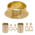 Großes goldenes Metall-Choker-Halsband, Armreifen und Ohrringe Set für trendige Looks. - 5-teiliges Set