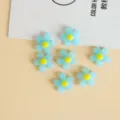 Primo piano dettagliato di perline in acrilico azzurre a forma di fiore per hobbistica. - Blu