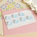 Dettaglio cabochon rosa in resina blu opaco, perfetto per gioielli fai da te e accessori orecchini. - Stile 02 Bocciolo di Rosa / Blu