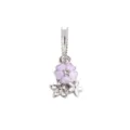 Vista dettagliata del ciondolo a forma di fiore argentato con smalto rosa e strass lucidi. - Viola