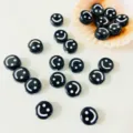 Primo piano di perline acriliche nere smiley, ideali per accessori di gioielleria fai da te. - Grande Confezione da 10 Pezzi (9mm) / Faccina Sorridente Nera